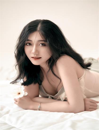 行业资深人士深度分析家庭片《在无脑霸总漫里求生》情感的情绪渲染与观众共鸣 【艺术价值探讨】